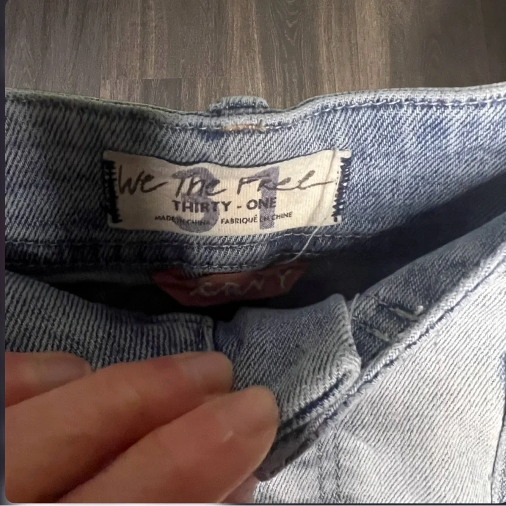 Free People We The Free Curvy Distressed‎ Denim Shorts Size 31